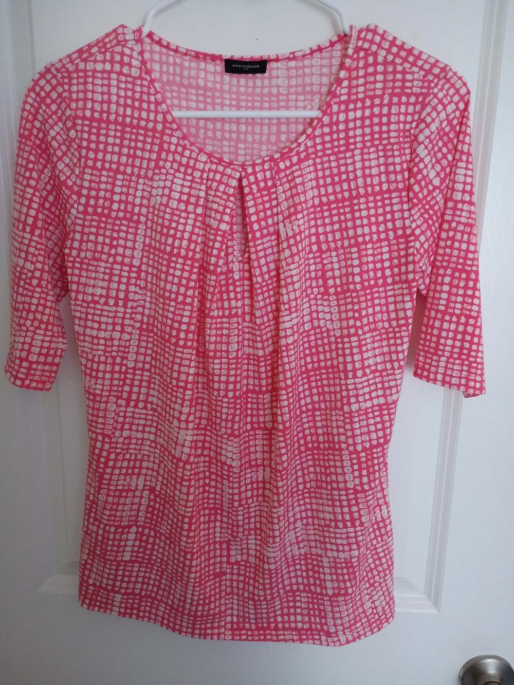 Ann Taylor Pink and White Patterned Scoop Neck Blouse